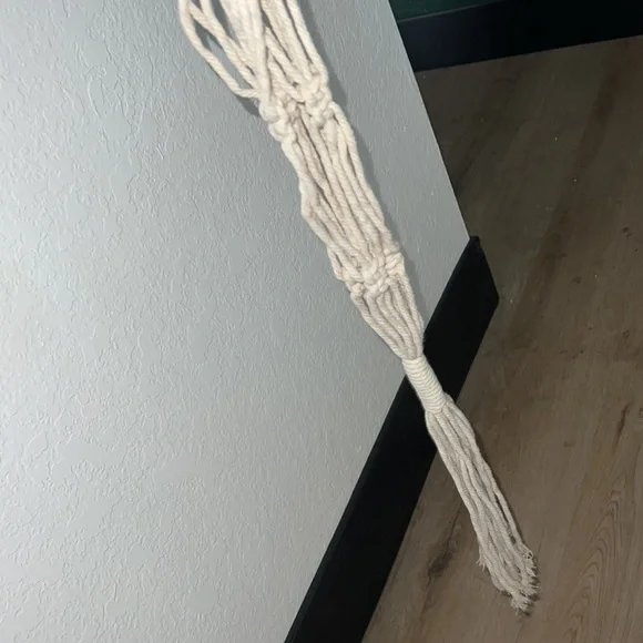 Macrame Plant Hanger with tassel - Picture 4 of 8